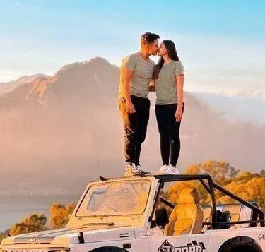 Jeep Sunrise Tour With Black Lava, Lake & Mount View + Breakfast
