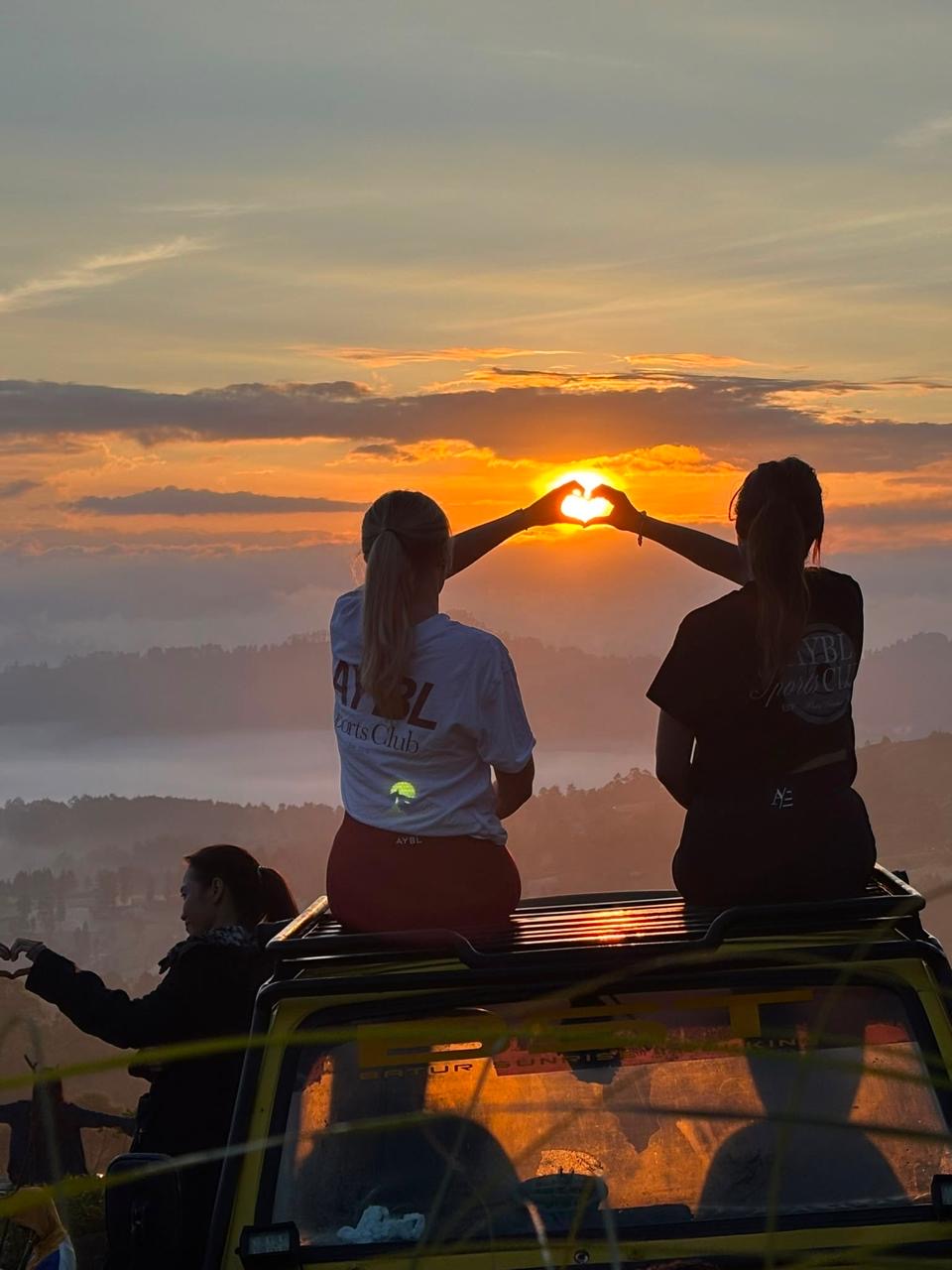 Jeep Sunrise Tour With Black Lava, Lake & Mount View + Breakfast