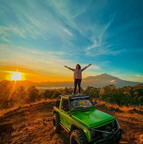 Jeep Sunrise Tour With Black Lava, Lake & Mount View + Breakfast